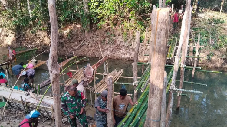 Babinsa dan Warga Gotong Royong Bangun Jembatan Darurat