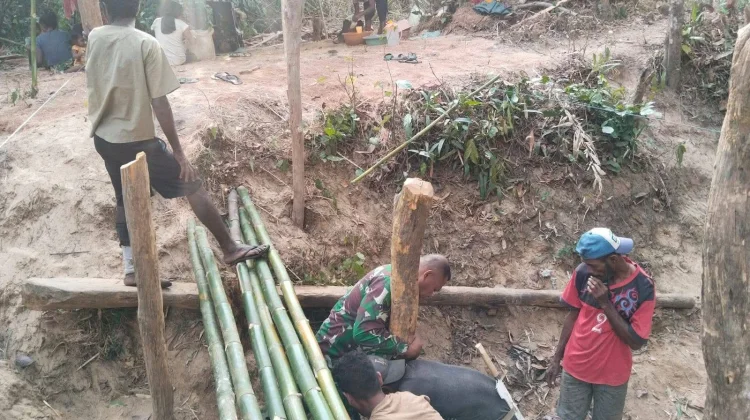 Babinsa dan Warga Gotong Royong Bangun Jembatan Darurat