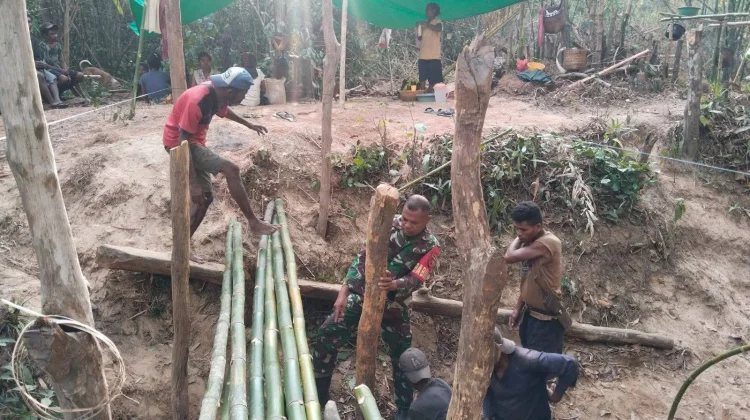 Babinsa dan Warga Gotong Royong Bangun Jembatan Darurat