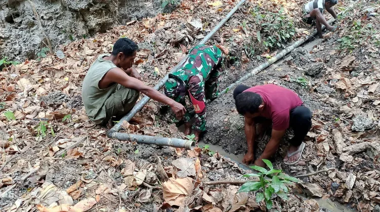 Babinsa Tubyal bersama Warga Lakukan Pembersihan dan Perbaikan Pipa Saluran Air