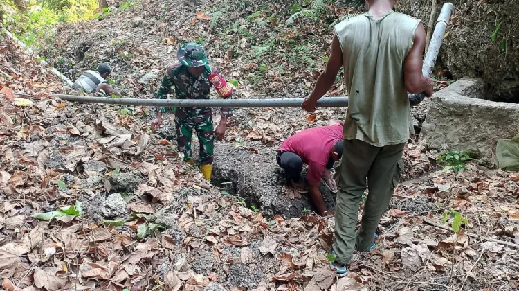 Babinsa Tubyal bersama Warga Lakukan Pembersihan dan Perbaikan Pipa Saluran Air
