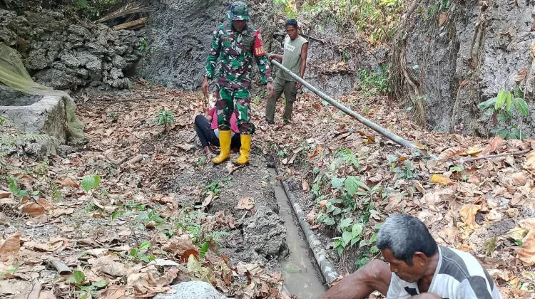 Babinsa Tubyal bersama Warga Lakukan Pembersihan dan Perbaikan Pipa Saluran Air