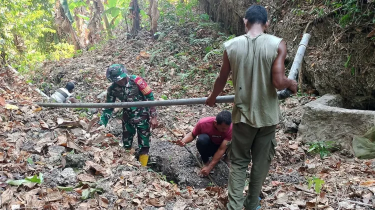 Babinsa Tubyal bersama Warga Lakukan Pembersihan dan Perbaikan Pipa Saluran Air