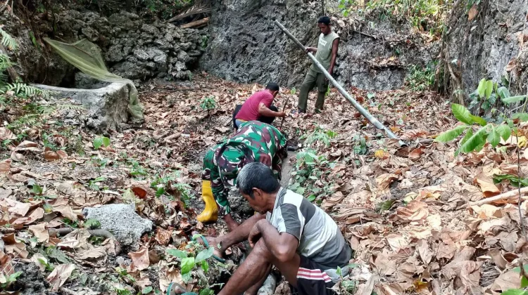 Babinsa Tubyal bersama Warga Lakukan Pembersihan dan Perbaikan Pipa Saluran Air