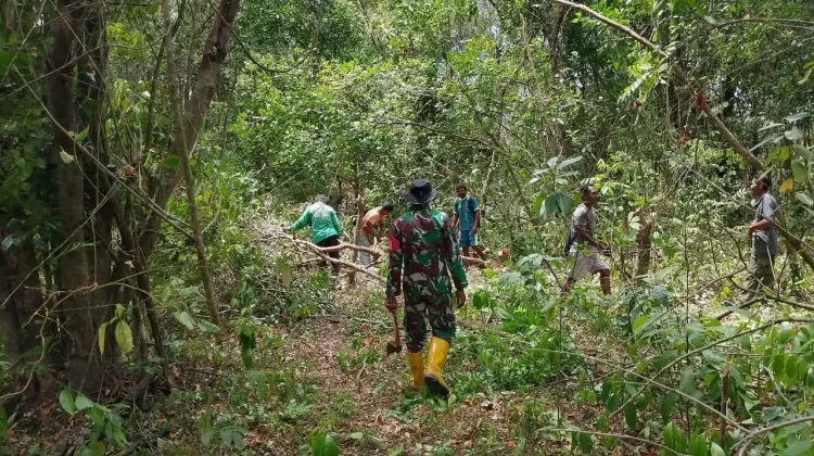 Babinsa Bersama Warga Tubyal Ambil Kayu untuk Pagar Kebun