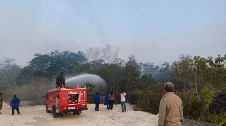 Bupati Malra Gerak Cepat Tangani Kebakaran di Dua Titik Langgur