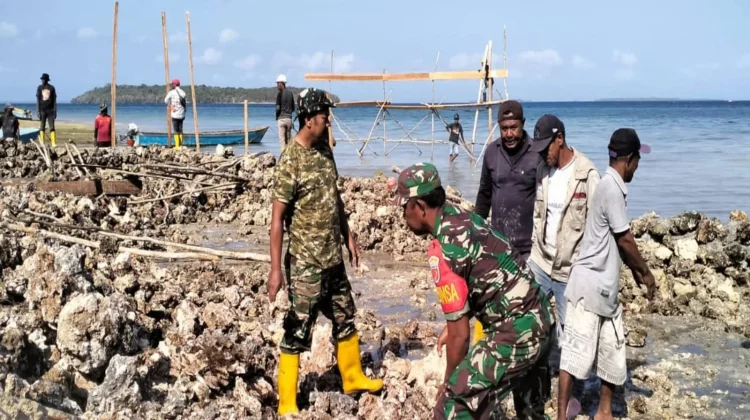 Babinsa Bersama Warga Gotong Royong Bangun Talud Penahan Gelombang