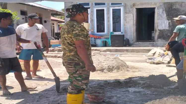 Babinsa Bersama Warga Gotong Royong Bangun Talud Penahan Gelombang