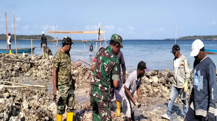 Babinsa Bersama Warga Gotong Royong Bangun Talud Penahan Gelombang