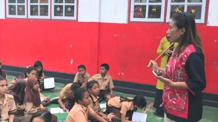 Siswa Kelas 5 SDN 15 Tual Belajar Olah Sampah Jadi Kompos
