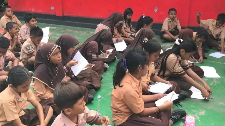 Siswa Kelas 5 SDN 15 Tual Belajar Olah Sampah Jadi Kompos