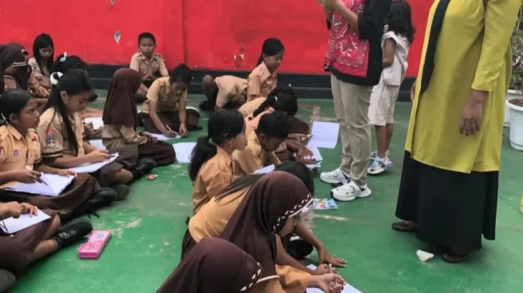 Siswa Kelas 5 SDN 15 Tual Belajar Olah Sampah Jadi Kompos