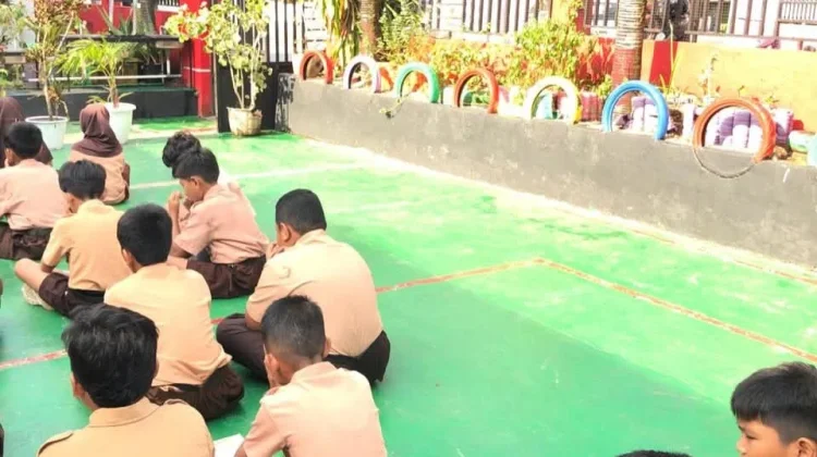 Siswa Kelas 5 SDN 15 Tual Belajar Olah Sampah Jadi Kompos