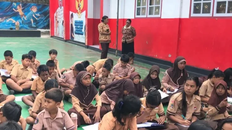 Siswa Kelas 5 SDN 15 Tual Belajar Olah Sampah Jadi Kompos