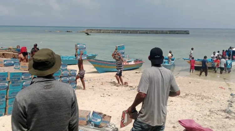 BPBD Tual Salurkan 8.120 Karton Air ke Wilayah Kur dan Tayando
