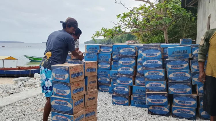 BPBD Tual Salurkan 8.120 Karton Air ke Wilayah Kur dan Tayando