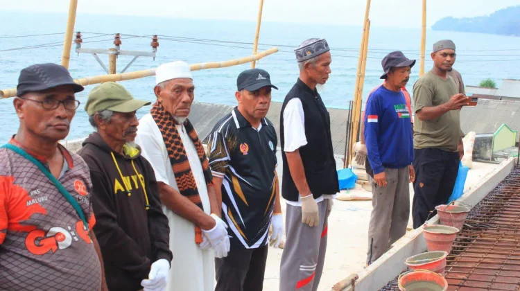 Wawali Tual Ikut Gotong Royong Cor Masjid An-Nur