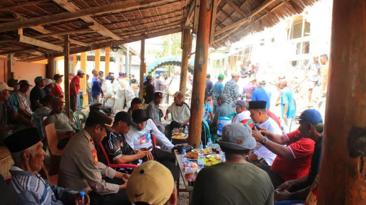 Wawali Tual Ikut Gotong Royong Cor Masjid An-Nur