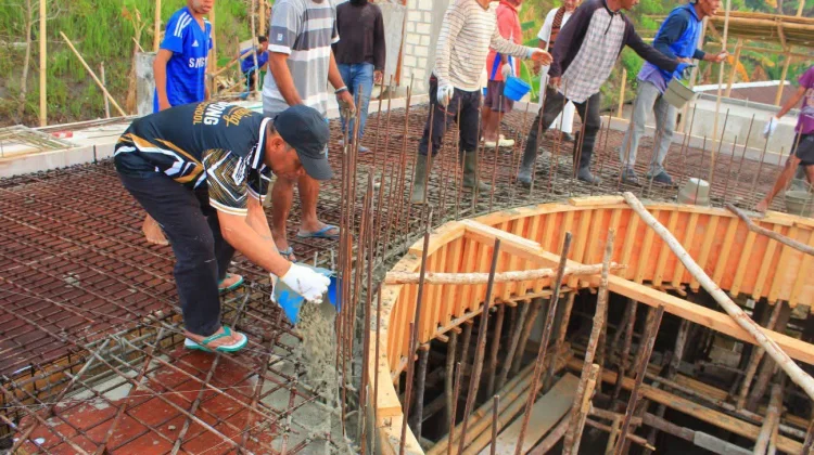 Wawali Tual Ikut Gotong Royong Cor Masjid An-Nur