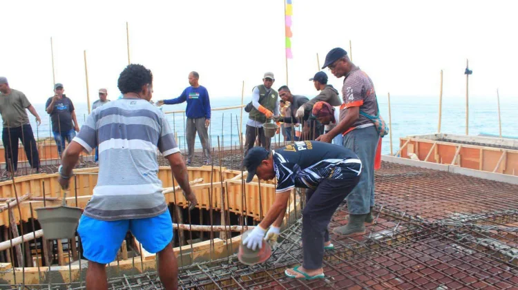 Wawali Tual Ikut Gotong Royong Cor Masjid An-Nur
