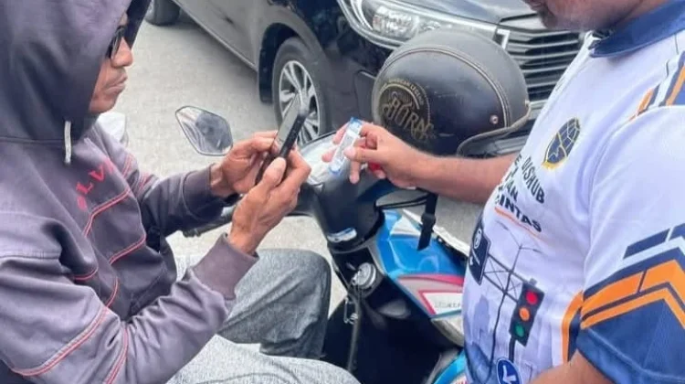 Sosialisasi dan Simulasi Parkir Berbayar Menggunakan Qris Digelar di Pasar Tual