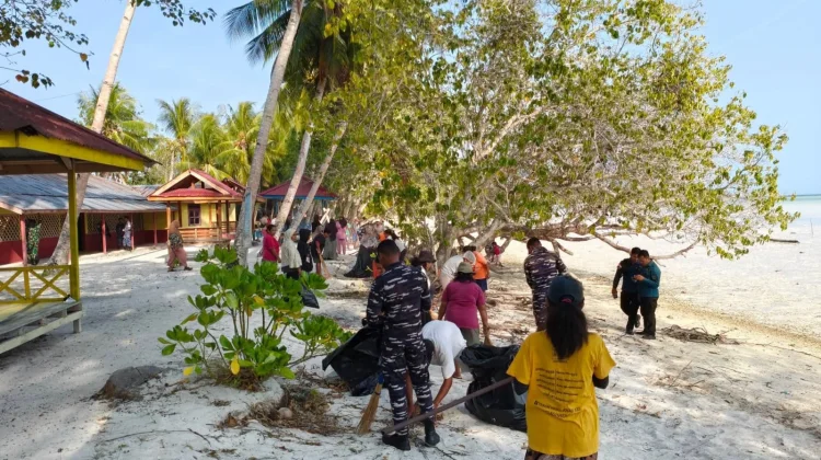 Kodim 1503/Tual Bersama Dua Matra Gelar Gerakan Peduli Sampah Sambut HUT Ke-81 TNI