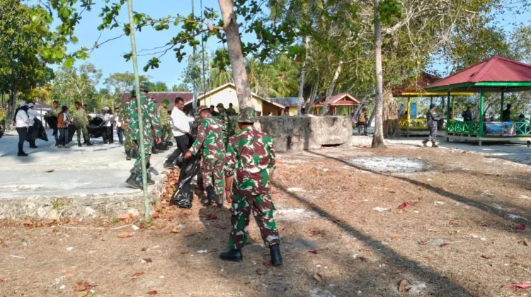 Kodim 1503/Tual Bersama Dua Matra Gelar Gerakan Peduli Sampah Sambut HUT Ke-81 TNI