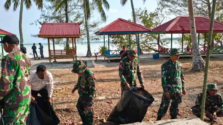 Kodim 1503/Tual Bersama Dua Matra Gelar Gerakan Peduli Sampah Sambut HUT Ke-81 TNI