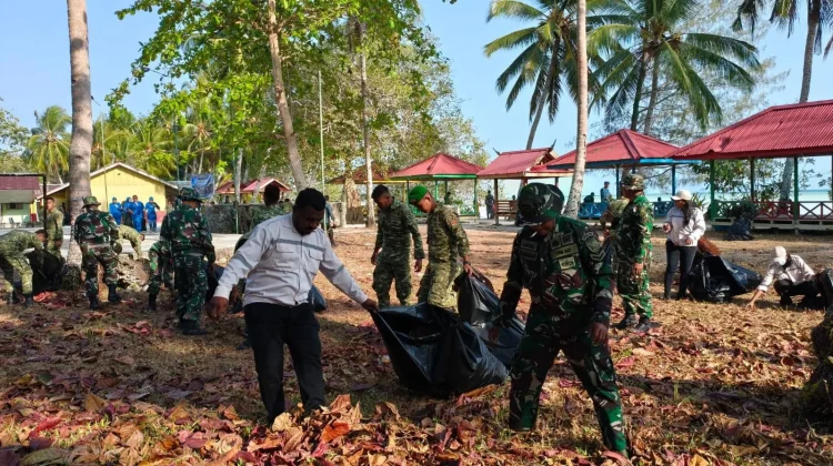 Kodim 1503/Tual Bersama Dua Matra Gelar Gerakan Peduli Sampah Sambut HUT Ke-81 TNI