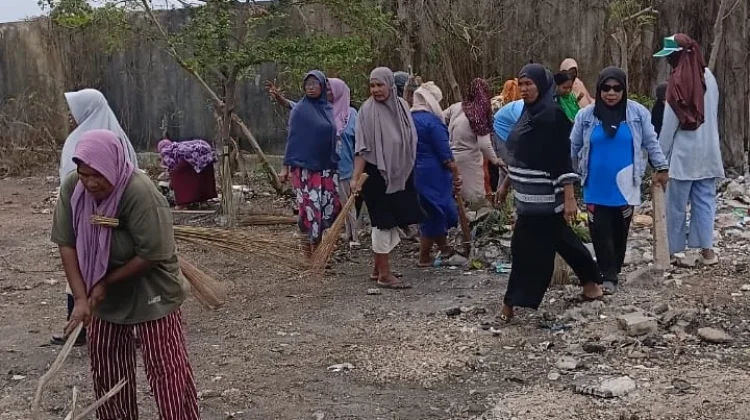 DLHK Tual Bersihkan Area Vital Sambut MPL