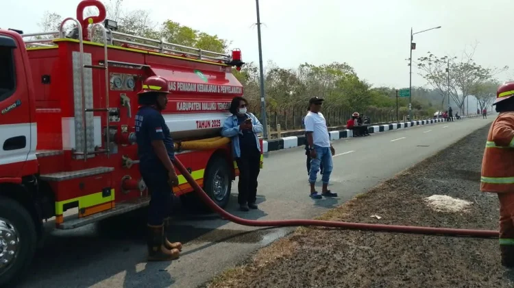 Babinsa dan Tim Gabungan Padamkan Kebakaran di Jalan Poros Bandara