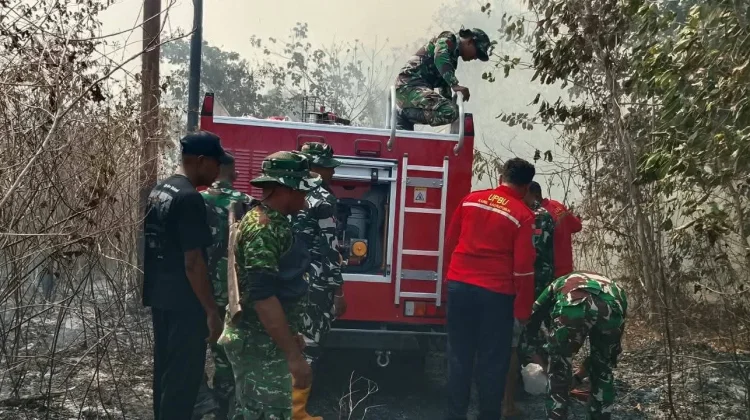 Babinsa dan Tim Gabungan Padamkan Kebakaran di Jalan Poros Bandara