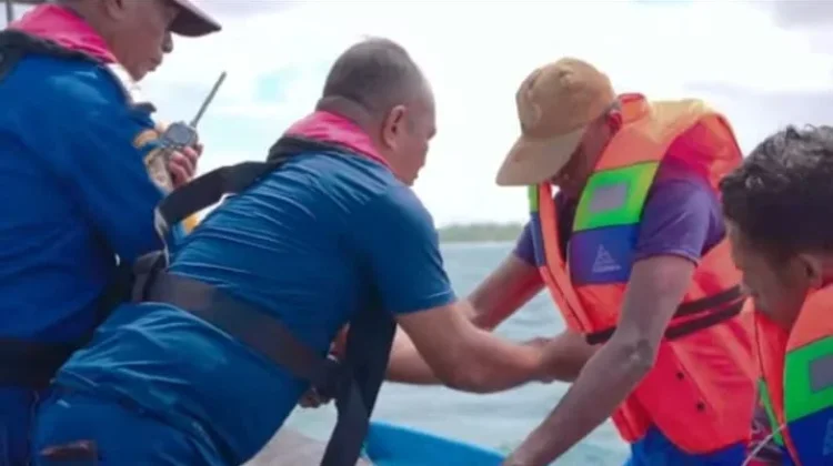 Pangkalan PLP Tual Sosialisasikan Penggunaan Life Jacket kepada Penumpang Kapal