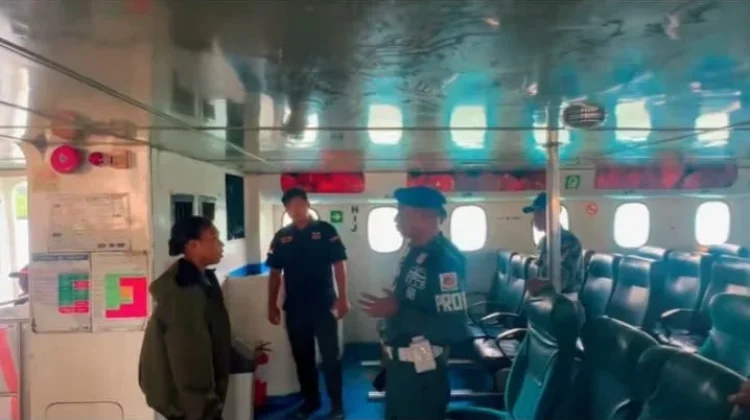 Pangkalan PLP Tual Sosialisasikan Penggunaan Life Jacket kepada Penumpang Kapal