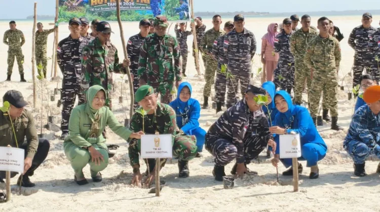 Kodim 1503/Tual Bersama Masyarakat Tanam Mangrove di Ohoidertawun