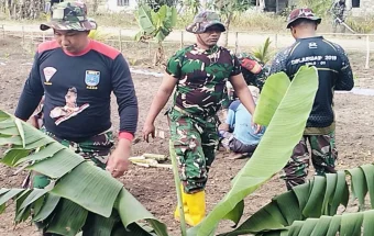 Koramil 1503-04/Jerol Hadir di tengah Masyarakat, Bangun Desa lewat Jumat Bersih