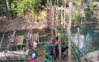 Babinsa dan Warga Gotong Royong Bangun Jembatan Darurat