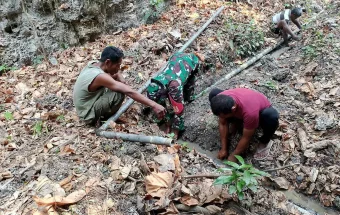 Babinsa Tubyal bersama Warga Lakukan Pembersihan dan Perbaikan Pipa Saluran Air