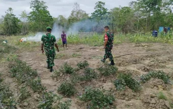 Koramil 1503-03/Dobo Imbau Warga Cegah Kebakaran Hutan saat Berkebun