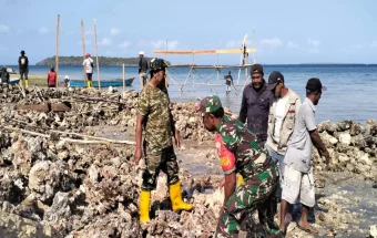 Babinsa Bersama Warga Gotong Royong Bangun Talud Penahan Gelombang