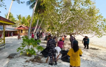 Kodim 1503/Tual Bersama Dua Matra Gelar Gerakan Peduli Sampah Sambut HUT Ke-81 TNI