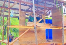 Tahap Pemasangan Lantai dan Dinding Papan RTLH TMMD Ke-127 Kodim 1503/Tual