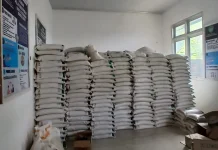 Penyaluran Bantuan Beras dan Minyak Goreng Perum Bulog di Tual