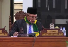 Wakil Ketua DPRD Antonius Renyaan, Kenakan Syal Brasil memimpin Sidang Paripurna