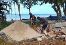 Babinsa Koramil 1503-02/Elat Bantu Warga Angkut Material Pasir