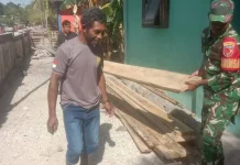 Babinsa Finualen Bantu Pembangunan Rumah Warga