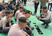 Cegah Judol Diantara Personil, Kapolres Tual Sidak HP
