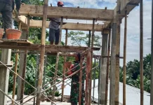 Babinsa Koramil 1503-02/Elat Bantu Pembangunan Rumah