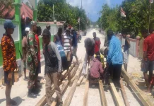 Babinsa dan Warga Tiga Desa Gotong Royong Siapkan Tiang Alif