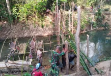 Babinsa dan Warga Gotong Royong Bangun Jembatan Darurat